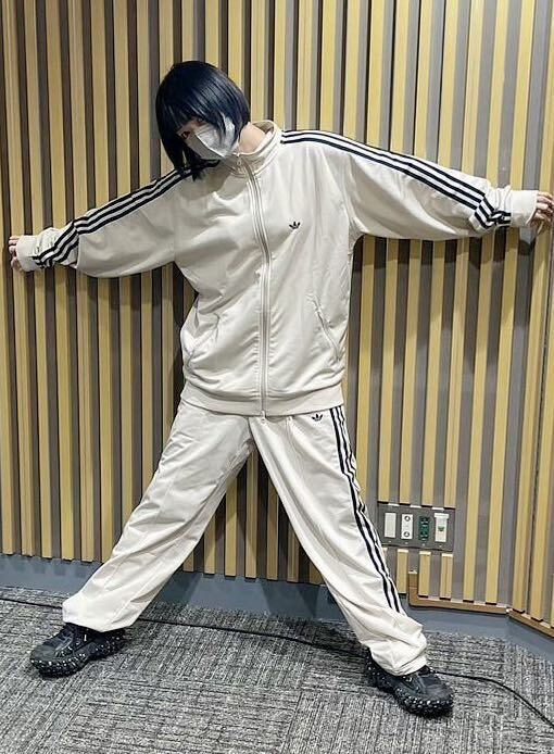 即決 国内正規品XLあのちゃん着用クリアブラウン新品adidas 即決 国内正規品XLあのちゃん着用クリアブラウン新品adidas