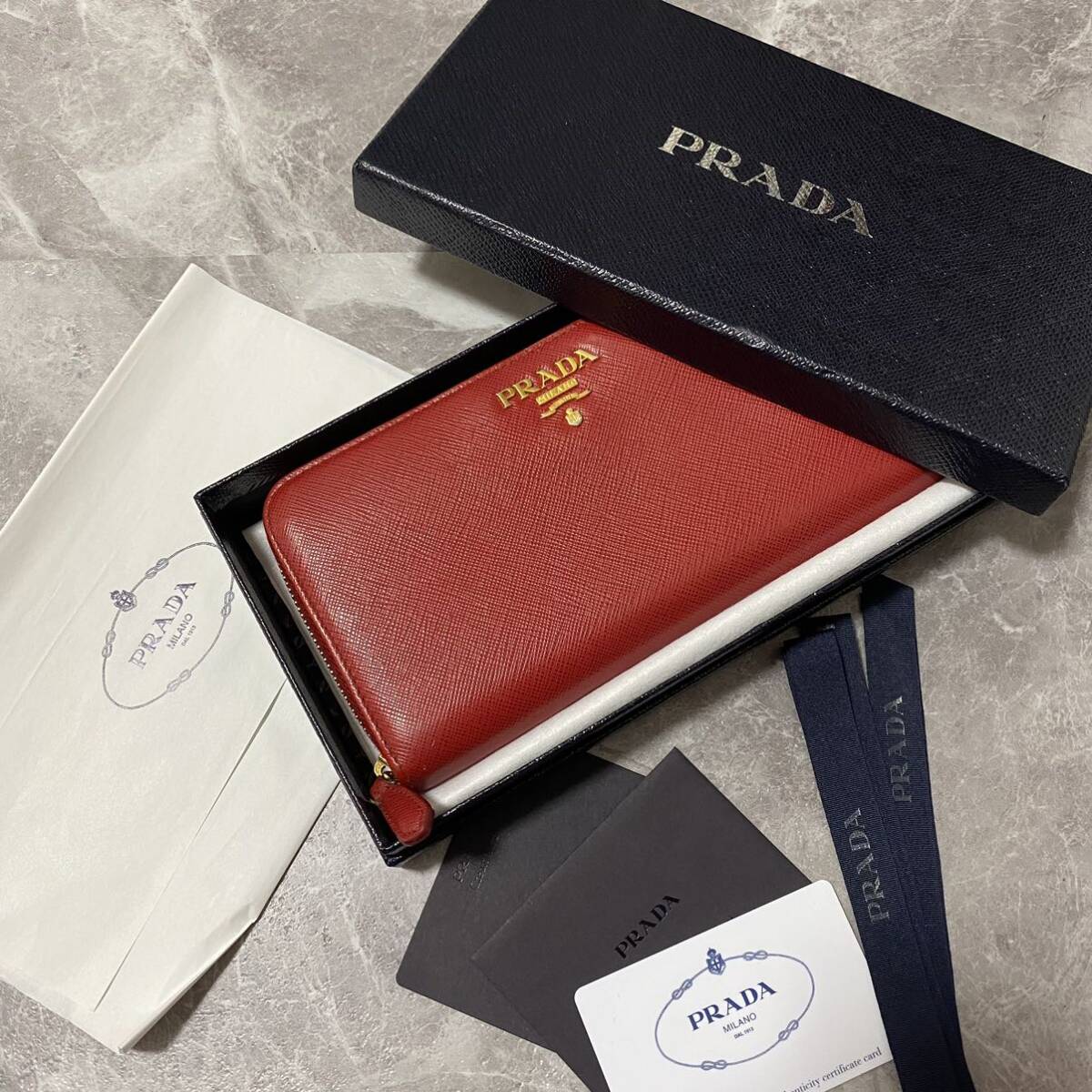 極美品】プラダ 長財布 黒×赤 ソフトカーフレザー 三角ロゴ 1M0506