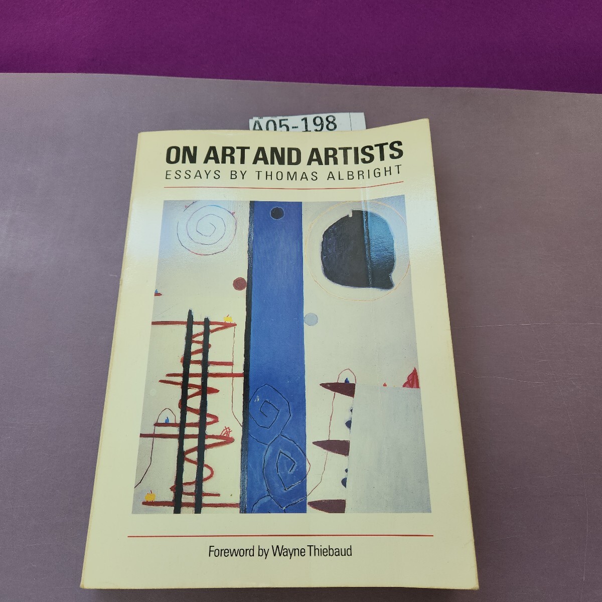 A05-198 ON ART AND ARTISTS ESSAYS BY THOMAS ALBRIGHT Foreword by Wayne Thiebaud 数ページに書き込み 折り目あり