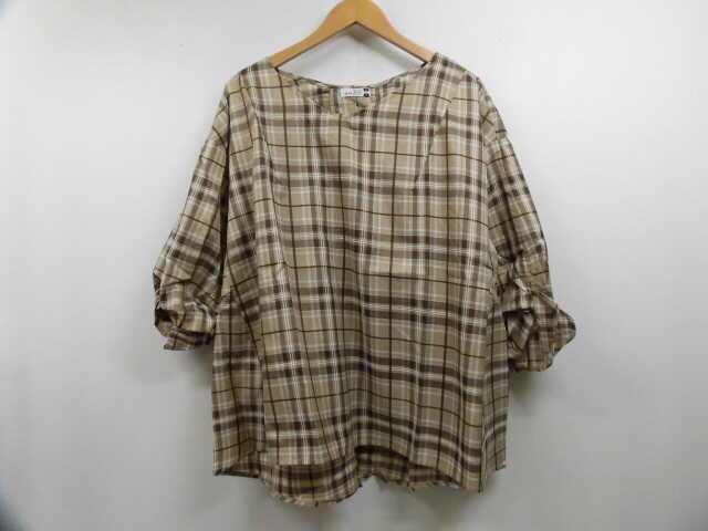 新品 定価7,689円 eur3 エウルキューブ チェック ブラウス 七分袖 丸首 柄 シャツ トップス バックリボン ベージュ サイズ15