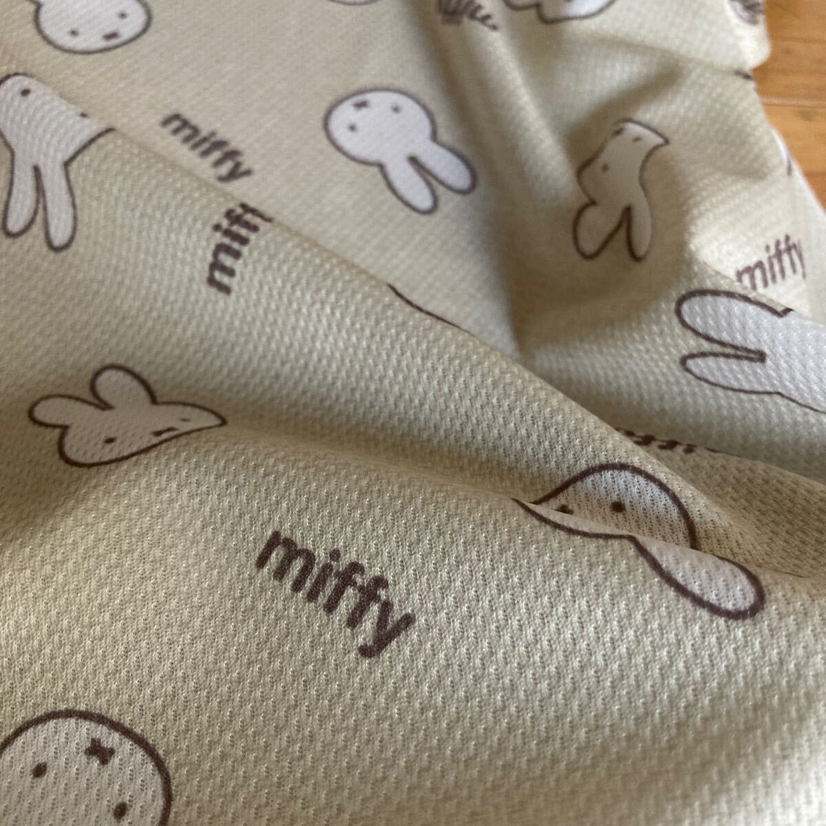 新品即決送料無(wú)料?miffy 抱っこ紐ケープ　2WAY使用可能夏の日差し対策クリップ付き　通気性のあるメッシュ素材ポリエステル100％