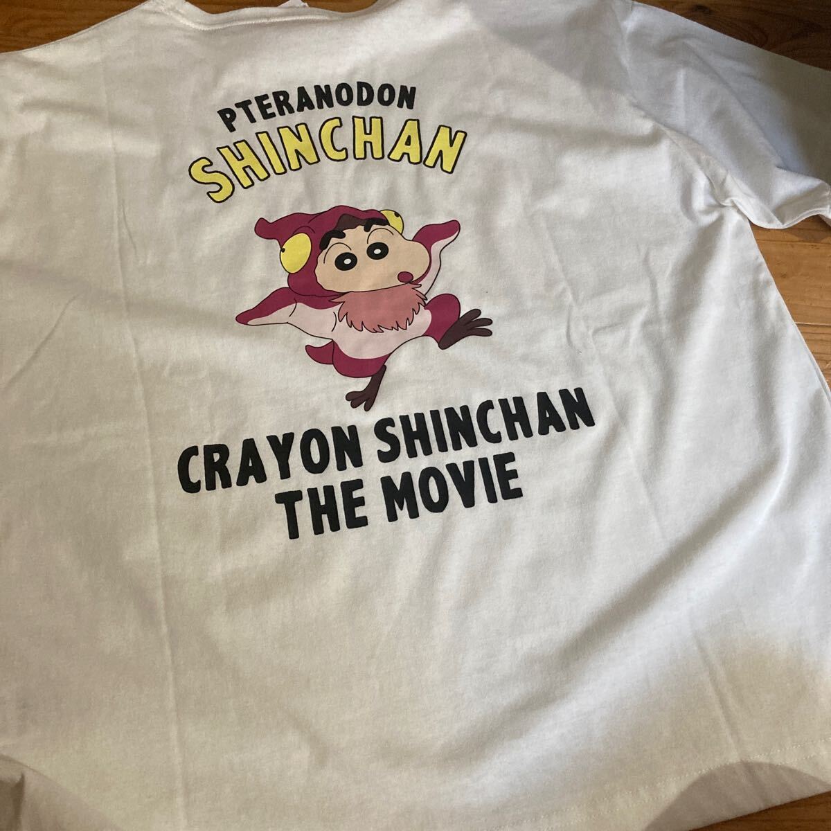 新品即決送料無料♪クレヨンしんちゃん　オラたちの恐竜日記　バックプリント　半袖Tシャツ　Lサイズ　綿60％ポリエステル40％