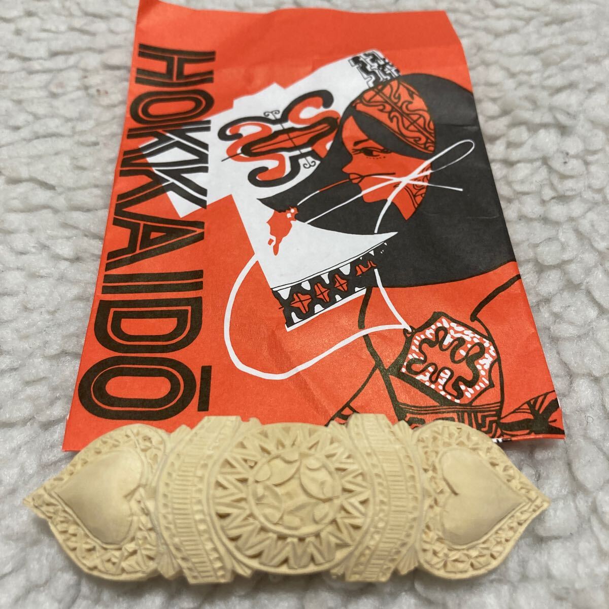 新品 未使用 アイヌ 髪留め バレッタ 手彫り 木彫り 北海道 フリーレン つげ　道産 エリマキの木 フェルン 民芸品 アイヌコタン ハート