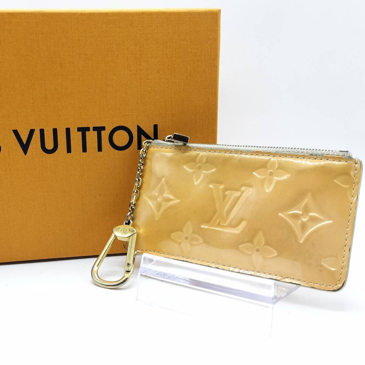 ルイヴィトン LOUIS VUITTON　ポシェット・クレ ヴェルニ キーケース コインケース モノグラム ゴールドチェーン M91346　ベージュ