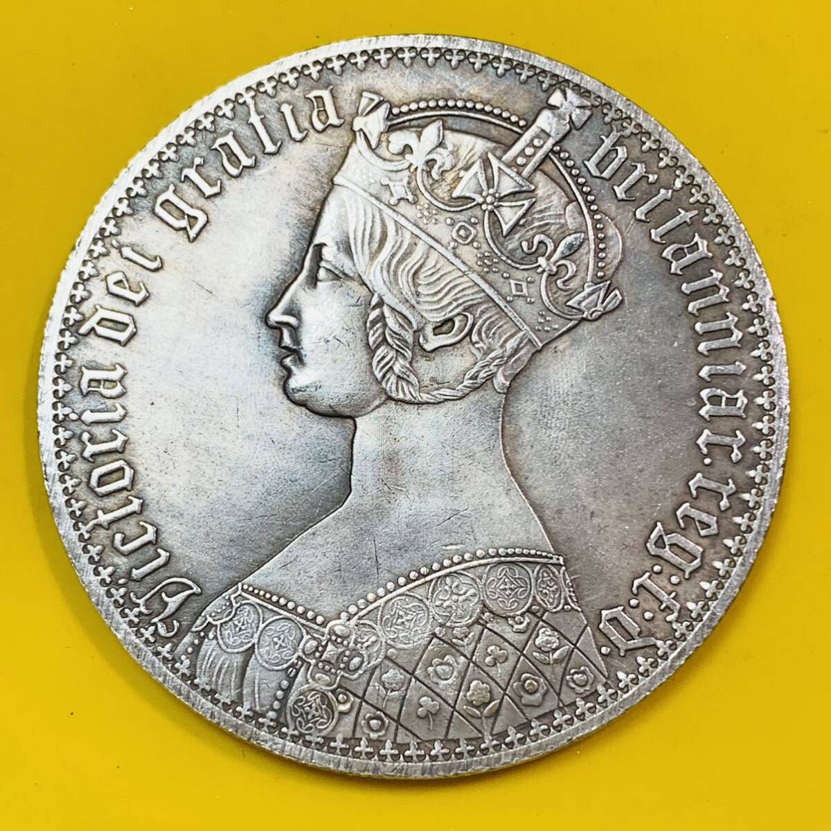 銀貨 古銭 イギリス ヴィクトリア女王 クラウン 1フロリン 国章 銀貨 古銭 イギリス ヴィクトリア女王 クラウン 1フロリン 国章