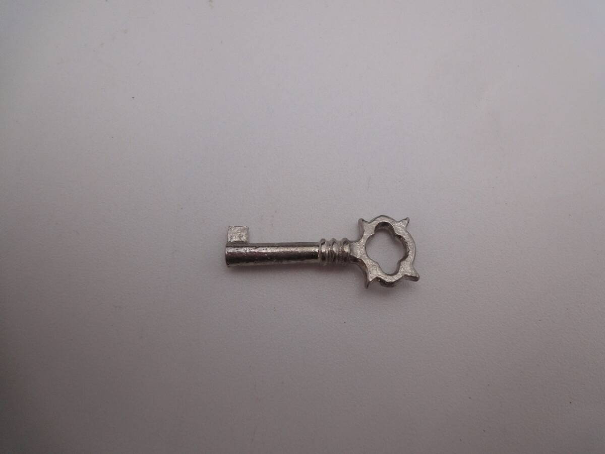 1円スタート 螺鈿細工 オルゴール 鍵付き 小物入れ 宝石箱 1円スタート 螺鈿細工 オルゴール 鍵付き 小物入れ 宝石箱