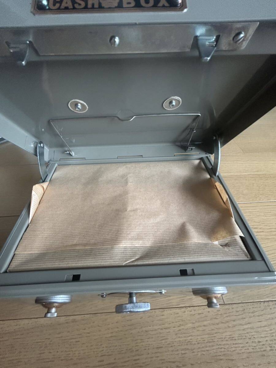 新品未使用品 アンティーク レトロ CASH BOX 金庫 鍵付き色 新品未使用品 アンティーク レトロ CASH BOX 金庫 鍵付き色