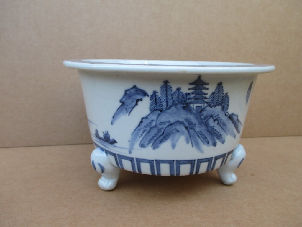 805 south . man mountain pattern entering plant pot height approximately 10 centimeter round plant pot small bonsai etc. as for second-hand goods use impression have, in the image . please confirm it 