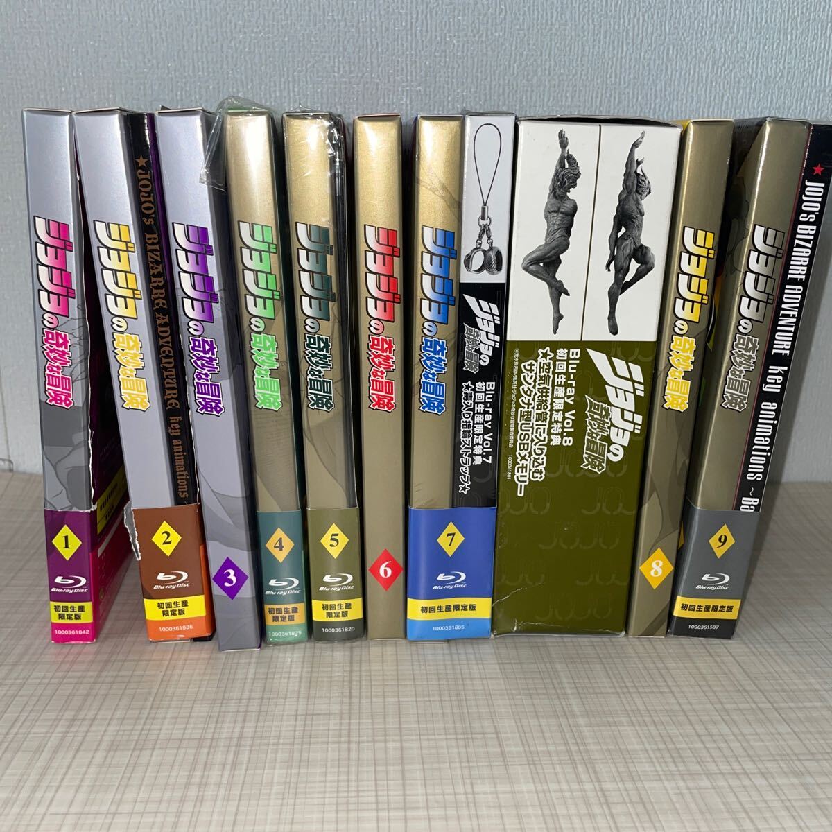 即決!未開封あり■ジョジョの奇妙な冒険 Vol.1~9 初回生産限定版 Blu-ray 全9巻セット■サンタナ型USBメモリー ストラップ付き グッズ 即決!未開封あり■ジョジョの奇妙な冒険 Vol.1~9 初回生産限定版 Blu-ray 全9巻セット■サンタナ型USBメモリー ストラップ付き グッズ