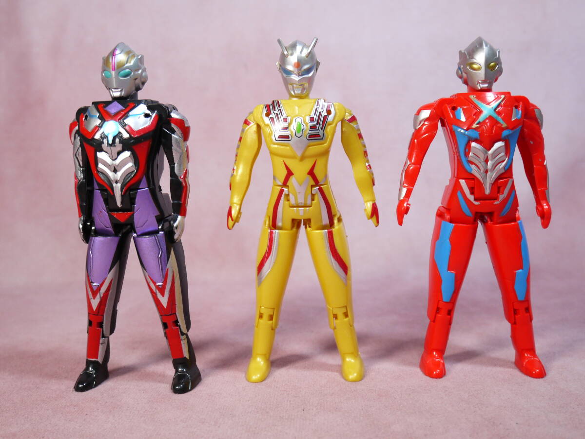 ウルトラエッグ　中国限定もの？　ウルトラマンゼロ　ウルトラマンエックス　3体　