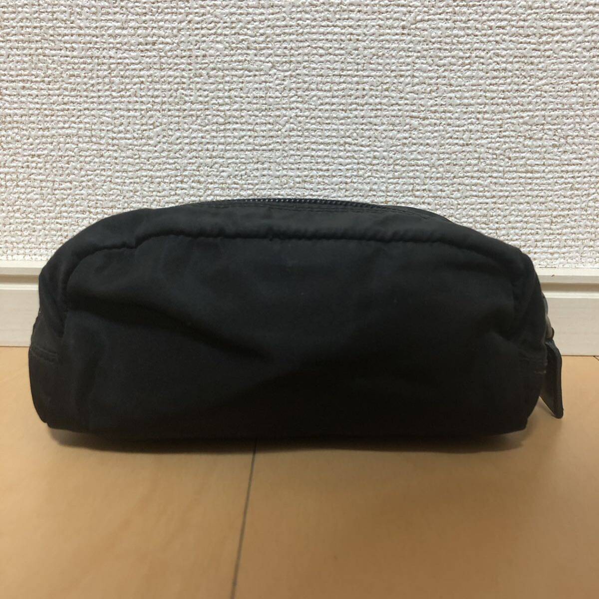 プラダ ミニポーチナイロン 三角ロゴ イヤホンケース 黒 プラダ ミニポーチナイロン 三角ロゴ イヤホンケース 黒