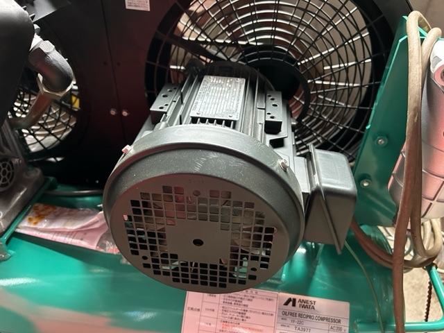 2015年製 ANEST IWATA oilfree 2馬力コンプレッサー YF-22C 三相200v 2015年製 ANEST IWATA oilfree 2馬力コンプレッサー YF-22C 三相200v