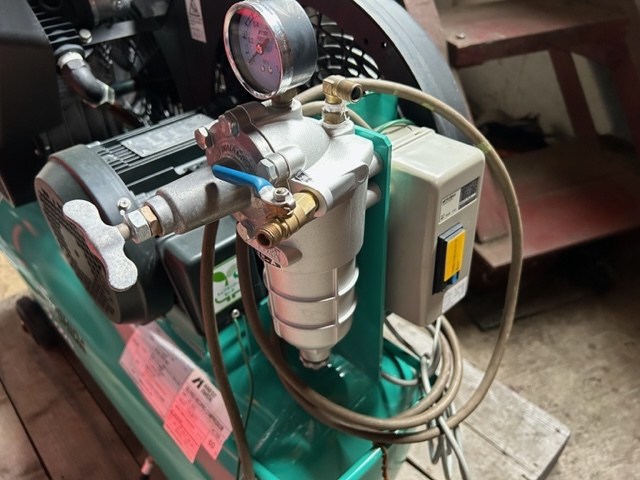2015年製 ANEST IWATA oilfree 2馬力コンプレッサー YF-22C 三相200v 2015年製 ANEST IWATA oilfree 2馬力コンプレッサー YF-22C 三相200v