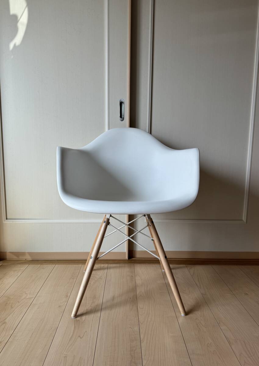 2 美品希少 Herman Miller 正規品 Eames DAW イームズシェルアームチェア Dowel Leg Base White ホワイト/ Knoll idee カッシーナ ネルソン
