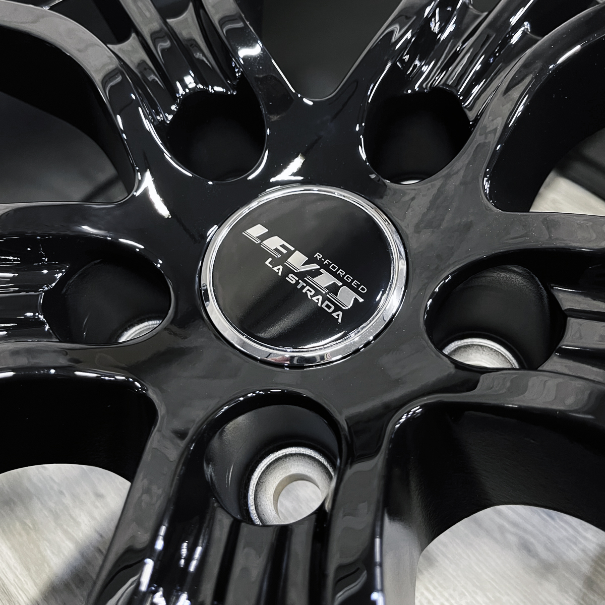 2024年制 レクサスLBX専用 225/60R17 ダンロップ WINTER MAXX SJ8+ 特注 LEVIS R-FORGED 17×7.0J+40 114.3 スタッドレスホイール4本セット