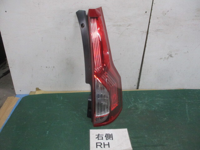 シトロエン C4 ピカソ ABA-B585F02P 純正 右テールランプ テールライト 009466-02RE