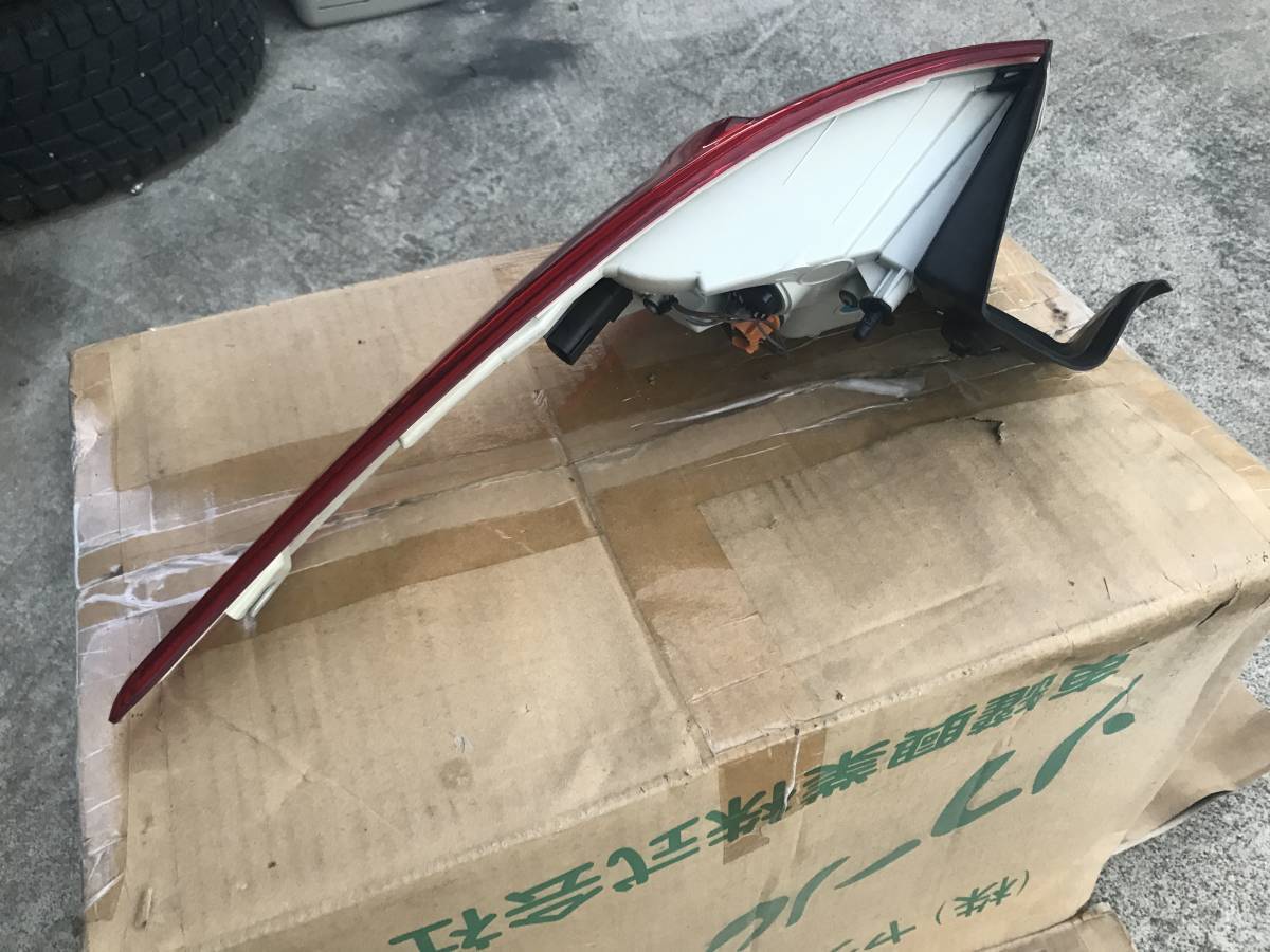 美品　フォード クーガ ABA-WF0M9M　右テールランプ　ASSY
