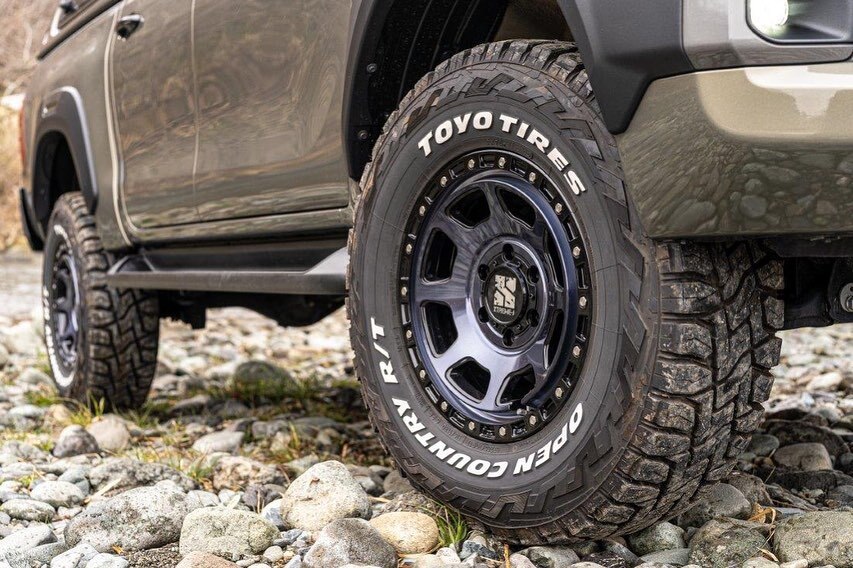 人気オフ系 グロスブラック 新品4本 MLJ XJ07 8.0J 17in IS20 新作 KO3 265/65R17 トライトンGSR ハイラックス プラド_画像4