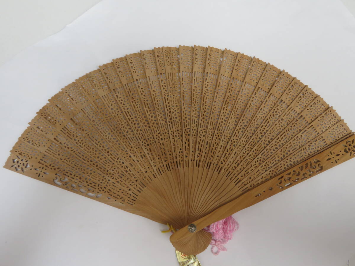 送料無料　時代物　白檀透かし彫り扇子 共箱　本物保証　⑧中国古玩骨董 時代物 白檀透かし彫り扇子 共箱 本物保証 ⑦中国古玩骨董 2025