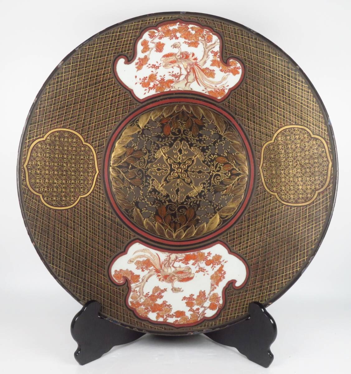 【SAKURAYA】希少な九谷焼 漆仕上げ 博覧会出品作品【金彩 蒔絵装飾赤絵花鳥幾何学模様文飾皿】大皿 箱 骨董品 古美術品 細密絵付 直径57cm