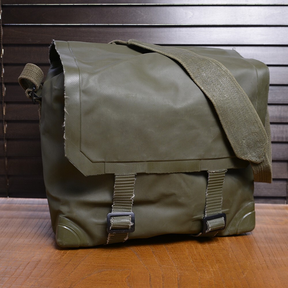 オランダ軍放出品 ショルダーバッグ PVC素材 OD 仕切りあり [ 并品 ] military 防水 耐水 ラバー ビニール