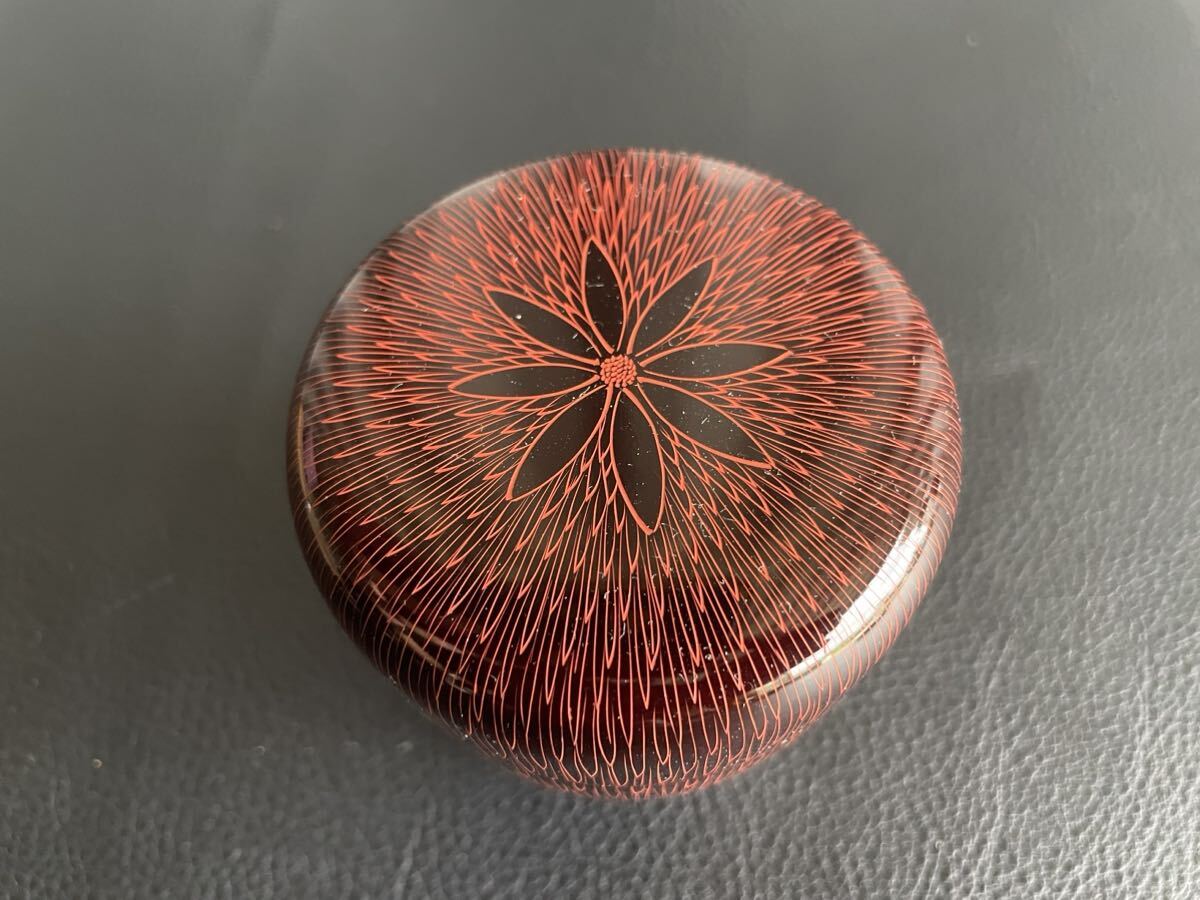 関翠雲 朱菊彫り 中棗 共箱 直売卸売 関翠雲 朱菊彫り 中棗 共箱