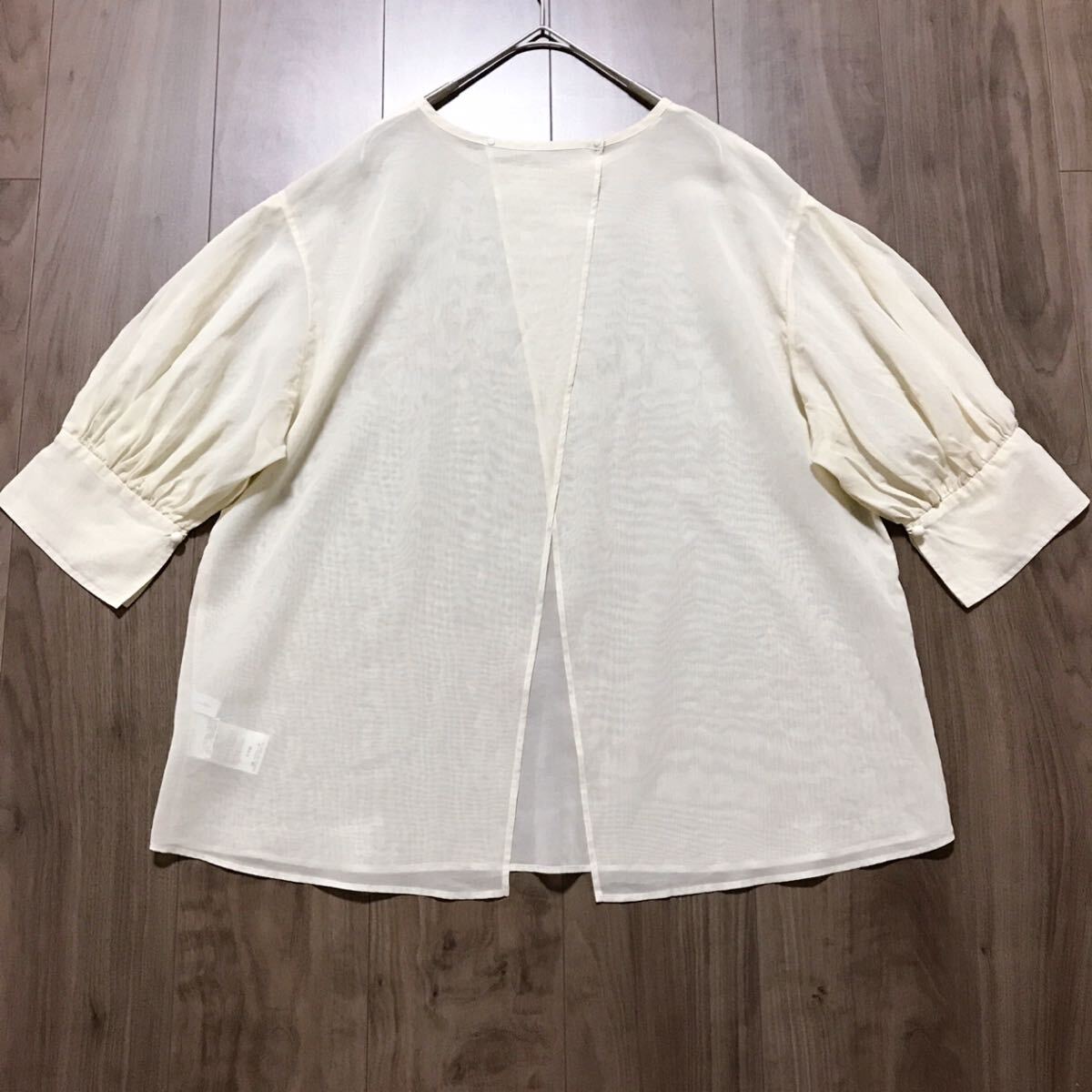 スピック&スパン【美品】シアーバックスリットブラウス 今期 スピック&スパン【美品】シアーバックスリットブラウス 今期