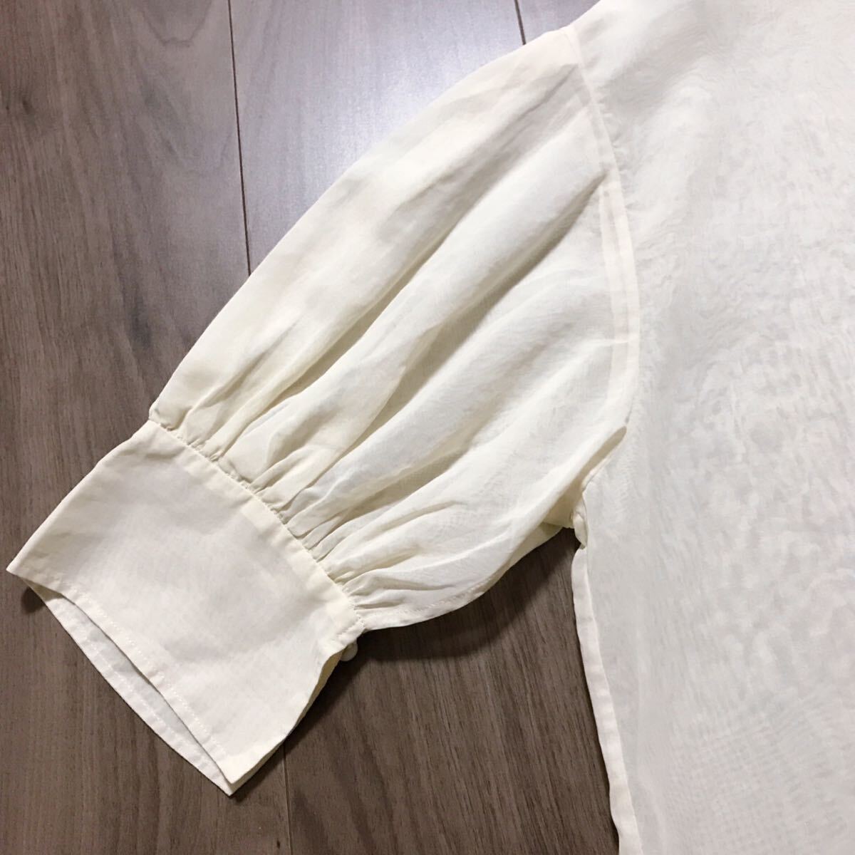 スピック&スパン【美品】シアーバックスリットブラウス 今期 スピック&スパン【美品】シアーバックスリットブラウス 今期