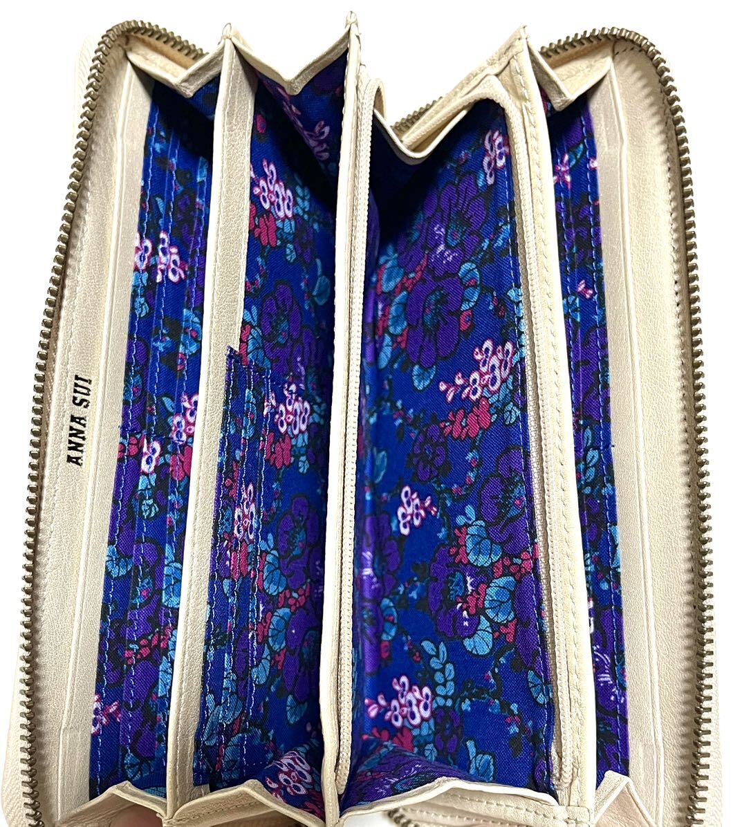 新品未使用】ANNA SUI 財布 セルパン 白 ラウンドファスナー 新品未使用】ANNA SUI 財布 セルパン 白 ラウンドファスナー