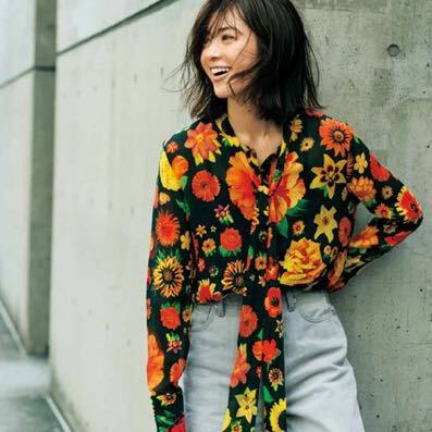 送料無料！美品　デシグアル Desigual ブラウス長袖 FLOWERS シルク混　ボウタイ　花柄　プリーツ　M
