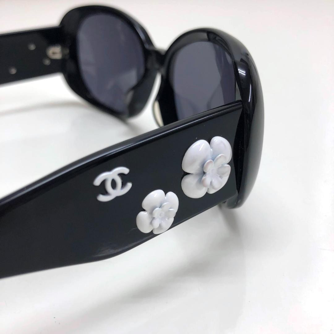 美品 シャネル サングラス カメリア ココマーク 黒x白 COCO 美品 シャネル サングラス カメリア ココマーク 黒x白 COCO