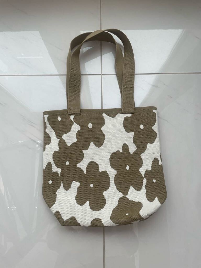美品　お洒落トートバッグ 人気商品　軽くて丈夫なニットトート　ホワイトベージュ花柄