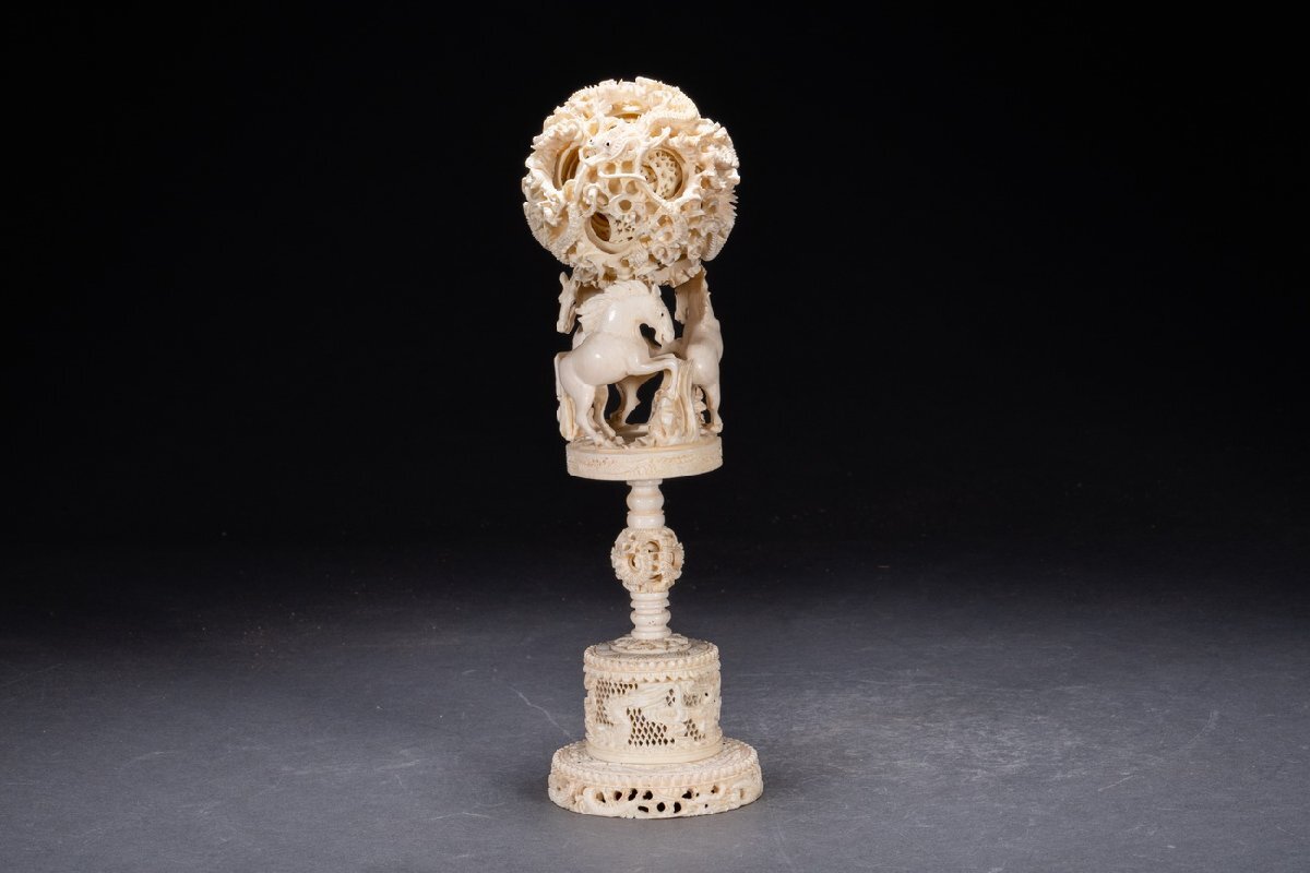 【善古堂】某有名オークション買入 時代物 特種白材 雲龍紋天球27CM 透かし彫り 豪華芯料使用 骨董品 古美術0825-389S2　