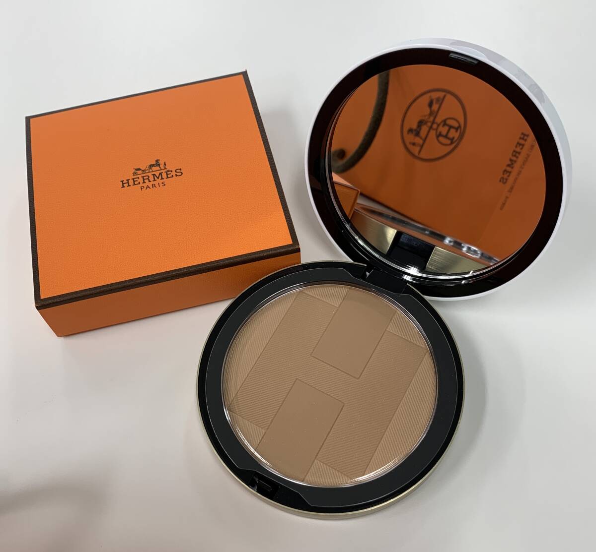 ♪エルメス Hermes フェイスパウダー 〈エルメス プラン エア〉 《Hトリオ》 ボン ミン ♪