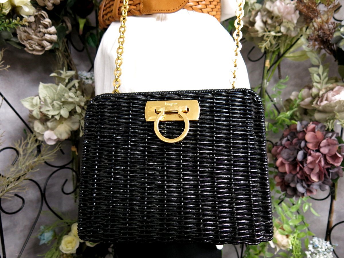 希少品】Salvatore Ferragamo チェーンショルダー ガンチーニ 希少品】Salvatore Ferragamo チェーンショルダー ガンチーニ