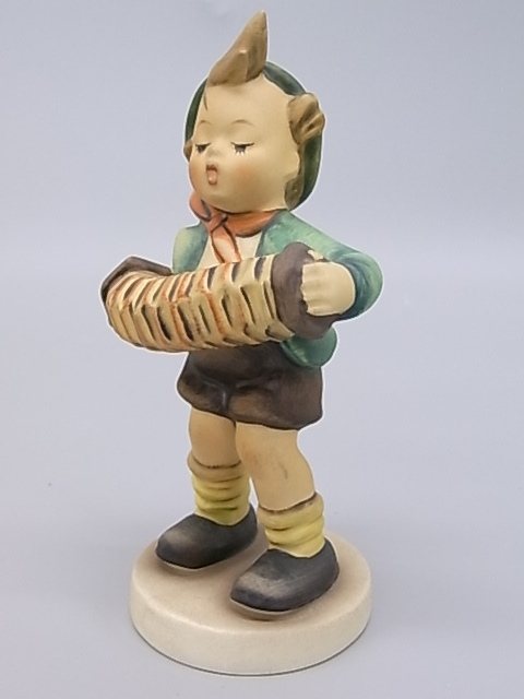 e12368　Goebel　ゲーベル　アコーディオンの少年　フンメル人形　フィギュリン　陶器人形