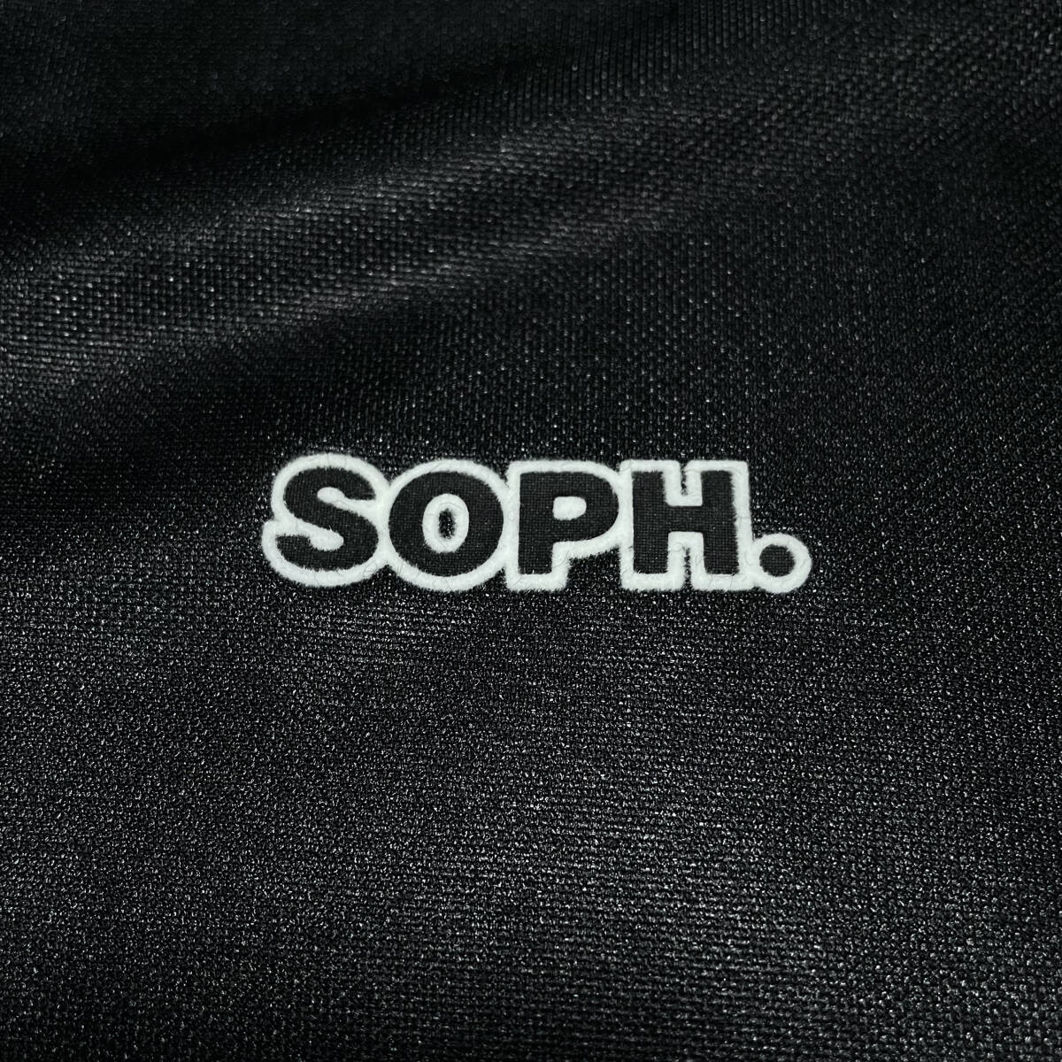 SOPH.ロゴはフロッキー素材