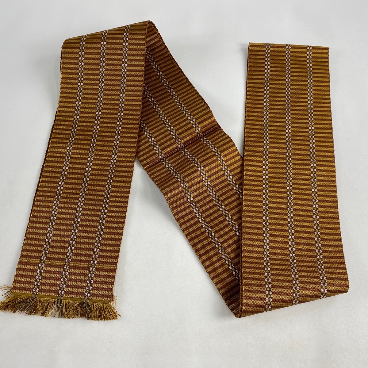 半幅帯 美品 名品 縞 幾何学 山吹茶色 正絹 中古 半幅帯 美品 名品 縞 幾何学 山吹茶色 正絹 中古