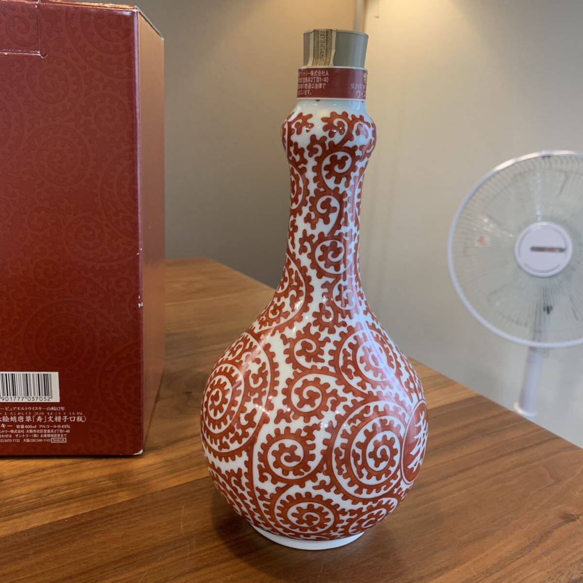 サントリー ピュアモルトウイスキー 山崎12年 有田焼 赤絵蛸唐草 サントリー ピュアモルトウイスキー 山崎12年 有田焼 赤絵蛸唐草