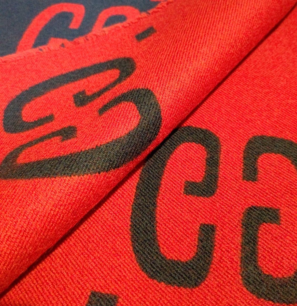 新品箱袋付き 定価約7万 GUCCI マフラー ショール 国内正規品 新品箱袋付き 定価約7万 GUCCI マフラー ショール 国内正規品