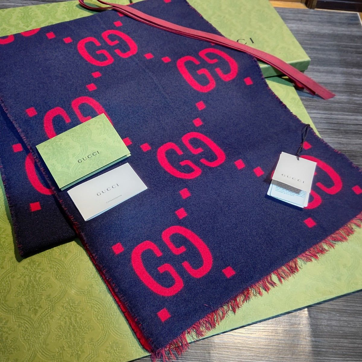 新品箱袋付き 定価約7万 GUCCI マフラー ショール 国内正規品 新品箱袋付き 定価約7万 GUCCI マフラー ショール 国内正規品