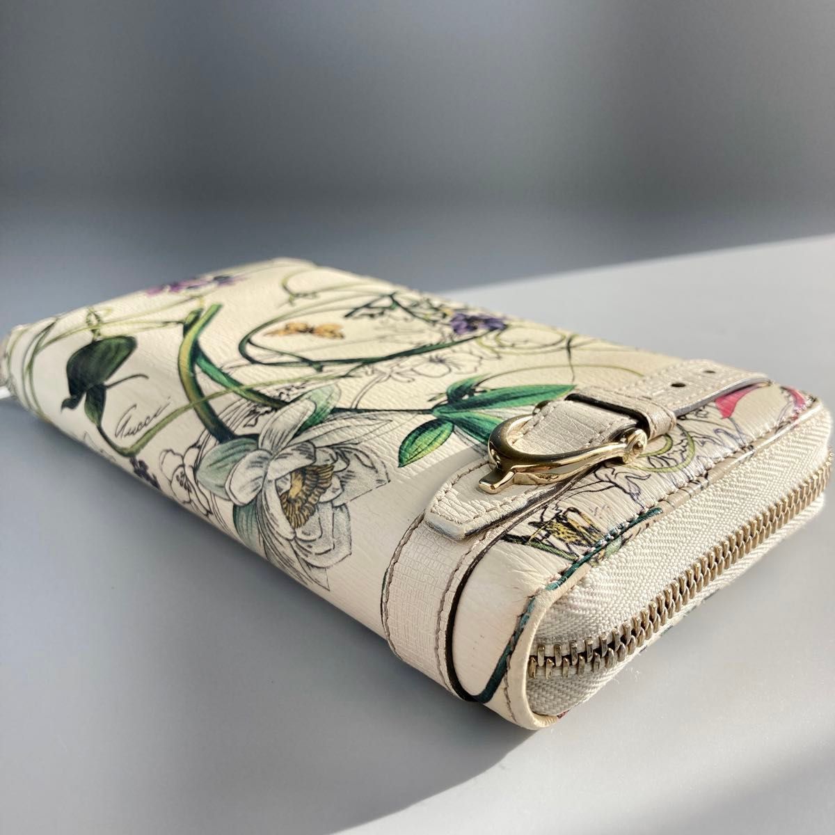 GUCCIフローラ ラウンドファスナー長財布 - 小物 GUCCIフローラ ラウンドファスナー長財布 - 小物