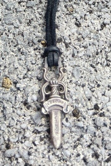クロムハーツ ダガー ペンダント (本物) 皮紐30cm レザー CHROME クロムハーツ ダガー ペンダント (本物) 皮紐30cm レザー CHROME