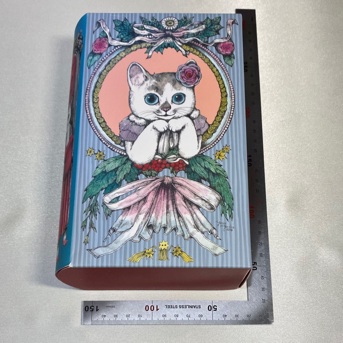 猫のイラスト入り ブック型小物入れ ヒグチユウコ 資生堂ギフト 猫のイラスト入り ブック型小物入れ ヒグチユウコ 資生堂ギフト