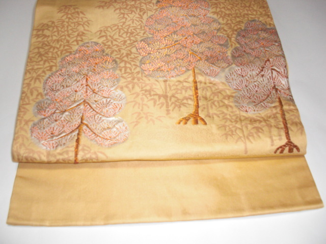 正絹なごやおび　金茶の地色に金糸銀糸オレンジの糸で松の木が織られたステキな名古屋帯