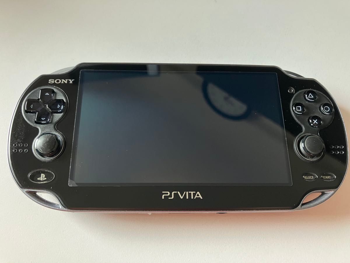 PlayStation Vita Wi-Fiモデル 32GBメモリーカード ポーチ付き PlayStation Vita Wi-Fiモデル 32GBメモリーカード ポーチ付き