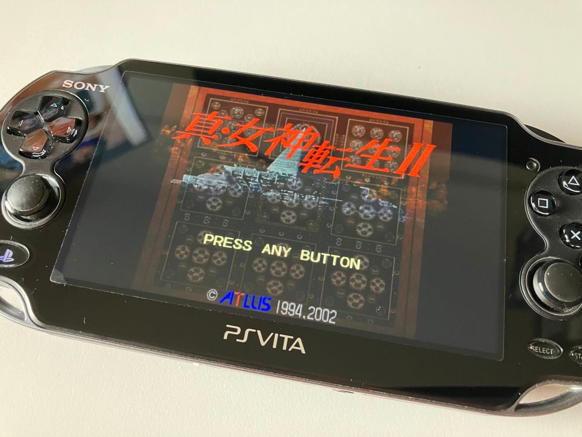 PlayStation Vita Wi-Fiモデル 32GBメモリーカード ポーチ付き PlayStation Vita Wi-Fiモデル 32GBメモリーカード ポーチ付き