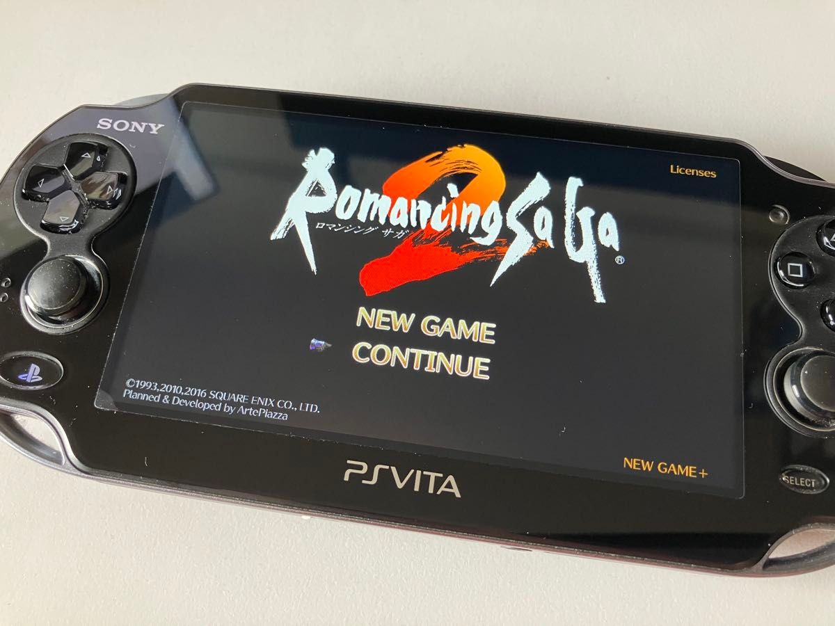 PlayStation Vita Wi-Fiモデル 32GBメモリーカード ポーチ付き PlayStation Vita Wi-Fiモデル 32GBメモリーカード ポーチ付き
