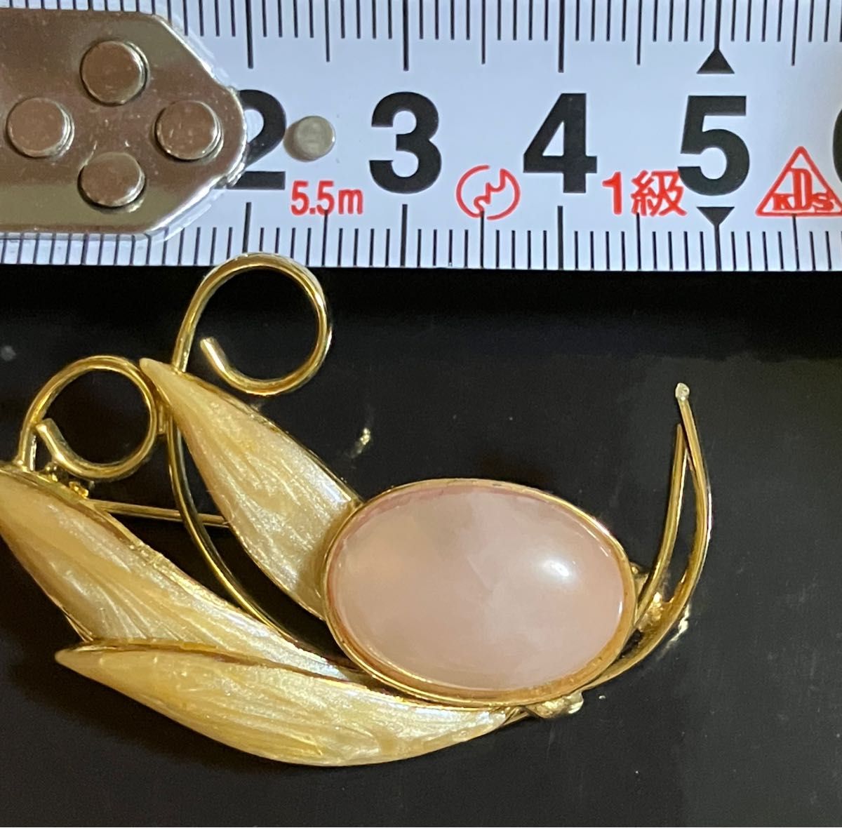 ピンク石&ゴールドモチーフ アンティーク ブローチ 昭和レトロ ピンク石&ゴールドモチーフ アンティーク ブローチ 昭和レトロ