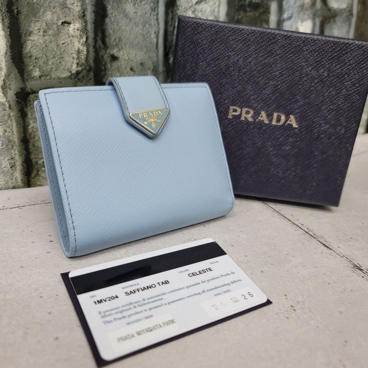 現行モデル 正規品 PRADA サフィアーノタブ ライトブルー プラダ 現行モデル 正規品 PRADA サフィアーノタブ ライトブルー プラダ